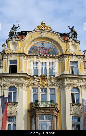 Un tradizionale edificio ornato con sculture, affreschi e Stemma sul muro esterno, Praga, Repubblica Ceca. Foto Stock