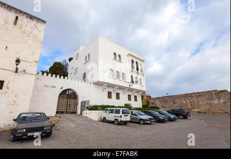 Tangeri, Marocco - MARZO 22, 2014: Vecchia Medina street view di automobili parcheggiate. Tangeri, Marocco Foto Stock