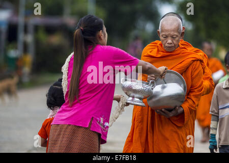 Sangkhla Buri, Kanchanaburi, Thailandia. 16 Sett 2014. Persone presenti il cibo e le altre offerte a Mon monaci buddisti sulla loro mattina alms nel round Mon comunità nel Sangkhla Buri. Il Mon erano alcune delle prime persone a stabilirsi nel sud-est asiatico e sono stati responsabili per la diffusione del Buddismo Theravada in Thailandia e Indocina. Il Mon patria è nel sud-ovest della Thailandia e del sud-est del Myanmar (Birmania). Credito: ZUMA Press, Inc./Alamy Live News Foto Stock