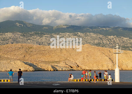 Nuvole sopra la terraferma sono un segno per la tempesta chiamato 'Bora', porto Misnjak, Isola di Rab, golfo di Kvarner, Croazia Foto Stock