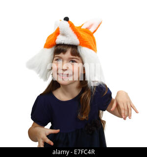 Carino bambina in una maschera di Fox. Ritratto isolato su sfondo bianco Foto Stock