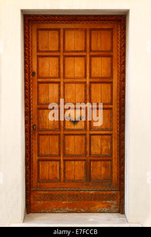 Vintage vecchia porta di legno alla luce muro beige Foto Stock