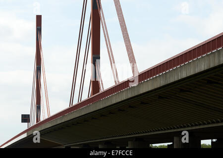 Autobahn ponte che attraversa il fiume Reno, Duisburg, Germania. Foto Stock