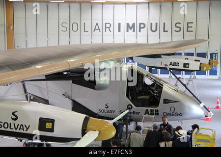 (140916) -- Ginevra, Sett. 16, 2014 (Xinhua) -- Foto scattata il 7 settembre 9, 2014, mostra il Solar Impulse 2 in corrispondenza della sua base di casa a Payerne, Svizzera. Un nuovo aggiornamento Swiss made aereo solare è pronta a prendere il primo giro del mondo volo solare, senza carburante, nel 2015. Il volo globale è il cui inizio è previsto per il marzo 2015 forma la zona del Golfo. Il monomarca Seat aeromobile volerà in ordine, sul Mare Arabico, India, Birmania, Cina, l'Oceano Pacifico e gli Stati Uniti, l'Oceano Atlantico e l'Europa del Sud o Nord Africa prima di chiudere il loop tornando al punto di partenza. (Xinhua/Zhang Foto Stock