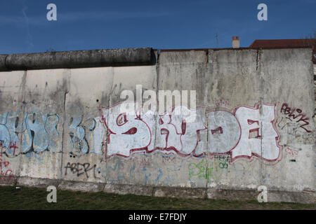 Graffiti sui resti del muro di Berlino Foto Stock