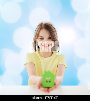 Bellissima bambina azienda casa di carta ritaglio Foto Stock