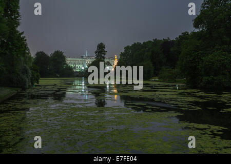 Buckingham Palace di notte da St James Park, Westminster, London, England, Regno Unito Foto Stock