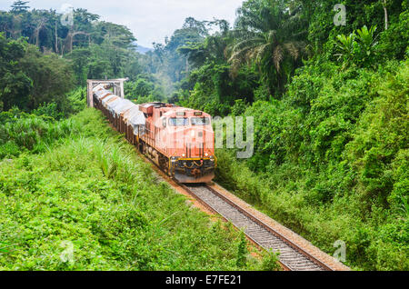 Un treno merci da ArcelorMittal che trasportano il minerale di ferro di Nimba deposito al porto di Buchanan, Liberia Foto Stock