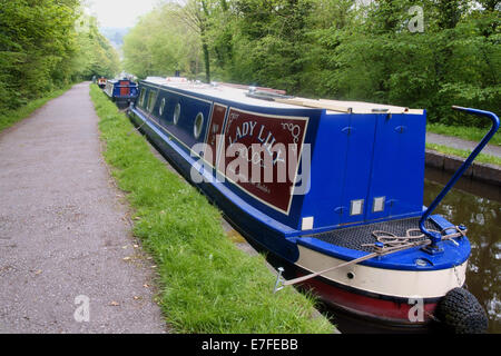 Canal chiatte ormeggiate in Llangollen canal un ramo del Shropshire Union Canal Foto Stock