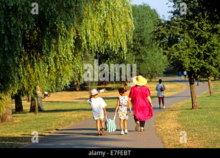 Famiglia su Hampstead Heath Estate London REGNO UNITO Foto Stock