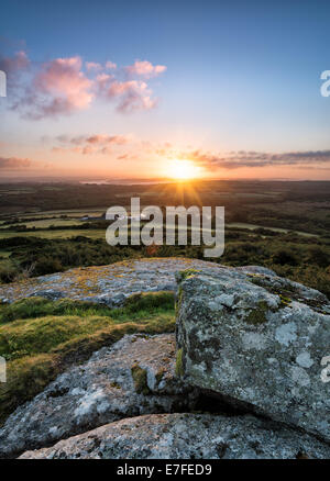 Alba da Helman Tor un robusto affioramento di granito e la brughiera vicino a Bodmin in Cornovaglia, guardando fuori verso Sweetshouse e th Foto Stock