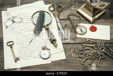 Ufficio di antiquariato di materiali di consumo e accessori di scrittura. nostalgico ancora in vita. in stile retrò tonica foto Foto Stock