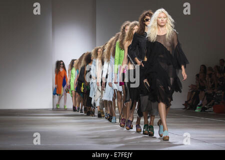 Londra, Regno Unito. 16 settembre 2014. I modelli a piedi la pista al Marques Almeida mostra al London Fashion Week SS15 a Topshop visualizza lo spazio a Londra, Inghilterra. Foto: CatwalkFashion/Alamy Live News Foto Stock