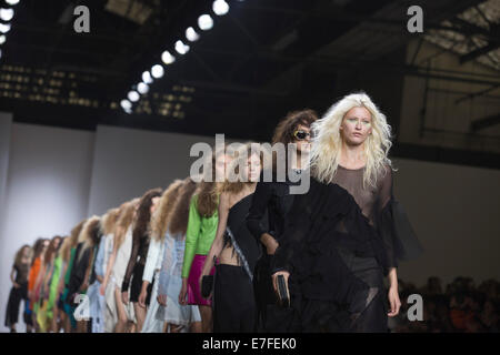 Londra, Regno Unito. 16 settembre 2014. I modelli a piedi la pista al Marques Almeida mostra al London Fashion Week SS15 a Topshop visualizza lo spazio a Londra, Inghilterra. Foto: CatwalkFashion/Alamy Live News Foto Stock