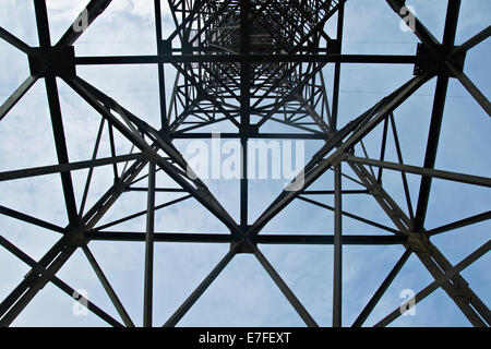 La trasmissione di potenza tower, vista dal basso Foto Stock