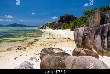 Incredibili formazioni rocciose su una squisita spiaggia tropicale Foto Stock