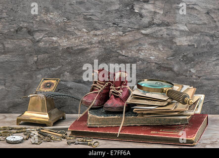 Libri antichi e foto, chiavi e accessori di scrittura. nostalgico ancora in vita. in stile retrò tonica foto Foto Stock