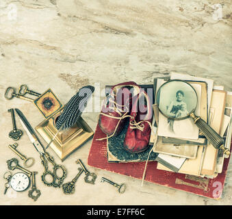 Libri antichi e foto, chiavi e accessori di scrittura. nostalgico ancora in vita. in stile retrò tonica foto Foto Stock