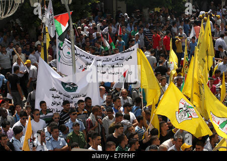 Nablus, West Bank, Territorio palestinese. 16 Sett 2014. Sostenitori palestinese del movimento Fatah tenere il movimento di bandiere durante una manifestazione di protesta per la marcatura del 48esimo anniversario dei massacri di Sabra e Shatila nel 1982, in Cisgiordania città di Nablus, 16 settembre 2014. I massacri di Sabra e Shatila è stata la macellazione di tra 762 e 3.500 civili, soprattutto palestinesi e sciiti libanesi, dal partito Kataeb, un libanese milizia cristiana, nel quartiere di Sabra e Shatila adiacenti campo profughi a Beirut, in Libano. Credito: ZUMA Press, Inc./Alamy Live News Foto Stock