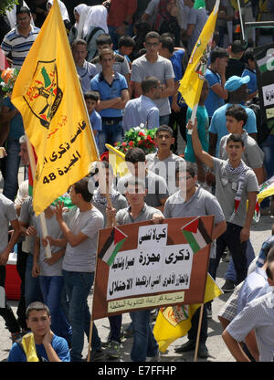 Nablus, West Bank, Territorio palestinese. 16 Sett 2014. Sostenitori palestinese del movimento Fatah tenere il movimento di bandiere durante una manifestazione di protesta per la marcatura del 48esimo anniversario dei massacri di Sabra e Shatila nel 1982, in Cisgiordania città di Nablus, 16 settembre 2014. I massacri di Sabra e Shatila è stata la macellazione di tra 762 e 3.500 civili, soprattutto palestinesi e sciiti libanesi, dal partito Kataeb, un libanese milizia cristiana, nel quartiere di Sabra e Shatila adiacenti campo profughi a Beirut, in Libano. Credito: ZUMA Press, Inc./Alamy Live News Foto Stock