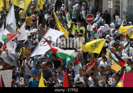 Nablus, West Bank, Territorio palestinese. 16 Sett 2014. Sostenitori palestinese del movimento Fatah tenere il movimento di bandiere durante una manifestazione di protesta per la marcatura del 48esimo anniversario dei massacri di Sabra e Shatila nel 1982, in Cisgiordania città di Nablus, 16 settembre 2014. I massacri di Sabra e Shatila è stata la macellazione di tra 762 e 3.500 civili, soprattutto palestinesi e sciiti libanesi, dal partito Kataeb, un libanese milizia cristiana, nel quartiere di Sabra e Shatila adiacenti campo profughi a Beirut, in Libano. Credito: ZUMA Press, Inc./Alamy Live News Foto Stock