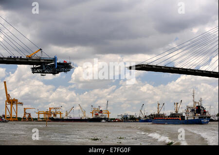 Phu My ponte in costruzione sul fiume Saigon. La città di Ho Chi Minh (Saigon), Vietnam Foto Stock