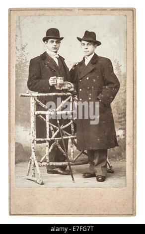 Monaco di Baviera, Germania - circa 1880: vintage studio foto da due giovani uomini di moda. antique picture con graffi originale e film Foto Stock