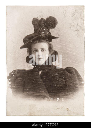 Stati Uniti - circa 1880 : vintage Ritratto di giovane donna indossa abbigliamento vintage. foto di antiquariato con graffi originale e film grai Foto Stock