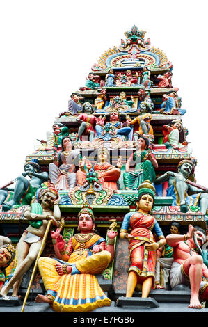 Dettaglio del più antico tempio Hindu Sri Mariamman in Singapore isolato su bianco Foto Stock