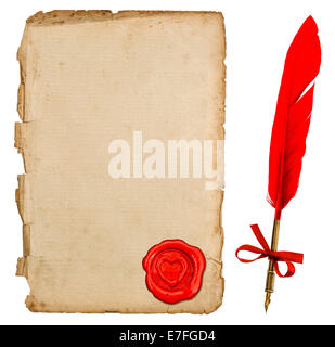 Di età compresa tra il foglio di carta con cuore rosso guarnizione e vintage giù penna a inchiostro isolati su sfondo bianco. retrò della scrittura per accessori Foto Stock