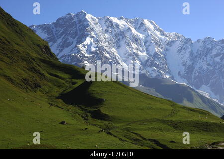 Il Monte Shkhara dal villaggio di Ushguli,Regione Svaneti,Caucaso,Georgia.Shkhara è il punto più alto in Georgia(5193 mt) Foto Stock