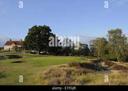 Vista del nono verde e la clubhouse Reigate Heath Golf Club Surrey in Inghilterra Foto Stock