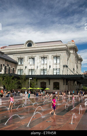 Denver, Colorado - i bambini giocano nelle fontane al di fuori di Denver storico della stazione di unione. Foto Stock