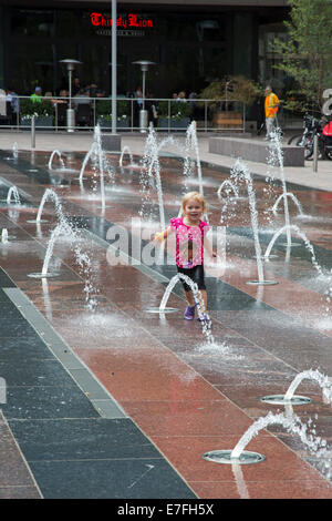 Denver, Colorado - Un bambino gioca in fontane al di fuori di Denver storico della stazione di unione. Foto Stock