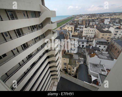 Il modernista blocco di appartamenti, Ambasciata corte in Brighton Foto Stock