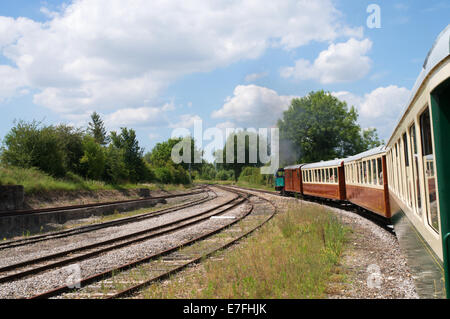 Treno sul Chemin de Fer de la Baie de Somme lasciando Noyelles sur Mer, Francia, Europa. Foto Stock