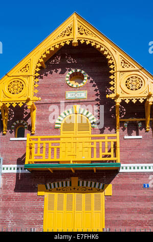 Mattone tradizionale casa costruita "Irene" con dipinte di un giallo in legno decorativo, Le Crotoy, Somme Picardia, Francia, Europa Foto Stock