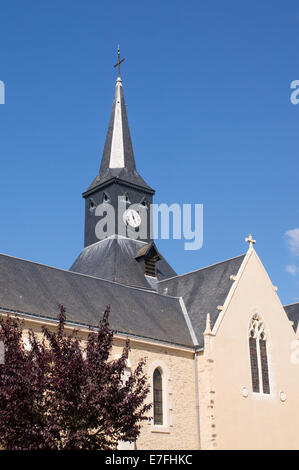 Il campanile della chiesa di San Martino, Rouez, Pays-de-la-Loire, Francia, Europa Foto Stock