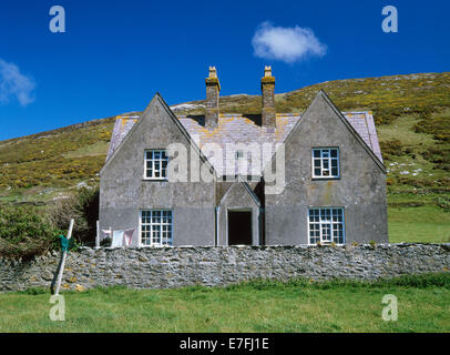 W volto di Carreg Fawr casa colonica con Mynydd Enlli a posteriori: una delle 'model Aziende agricole' costruito su Bardsey Island 1870-75. Brenda il ciambellano ha vissuto qui. Foto Stock