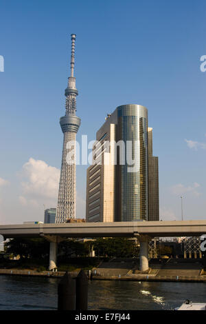 Una vista della Torre Skytree in Sumida, Tokyo Giappone, attraverso il Fiume Sumida Foto Stock