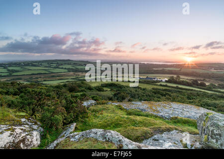 Alba da Helman Tor un robusto affioramento di granito e la brughiera vicino a Bodmin in Cornovaglia, guardando fuori verso Sweetshouse e th Foto Stock