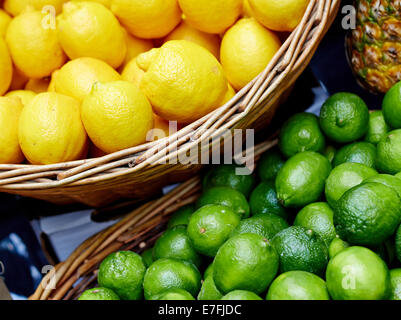 Cedri e limoni nel cestello, al mercato Foto Stock