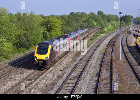 Un XC Voyager capi norht attraverso hinksey oxford con 1M58 1445 Bournemouth per Manchester Piccadilly servizio su 31/05/13. Foto Stock