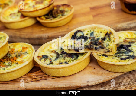 Quiche Lorraine su una lista di legno Foto Stock