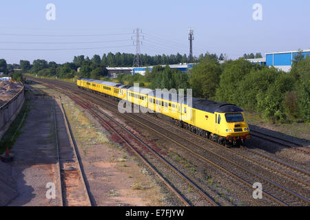 Rotaie di rete nuovo treno di misurazione (NMT) passa attraverso Banbury con un derby RTC - Oal ODak lavoro comune il 23/07/14. Foto Stock