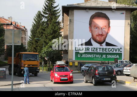 (140916) -- SARAJEVO, Sett. 16, 2014 (Xinhua) -- la foto scattata il 7 settembre 16, 2014 mostra un poster di un candidato per la campagna elettorale a Sarajevo, Bosnia ed Erzegovina. La campagna per le elezioni generali in Bosnia e Erzegovina continuerà fino ad ottobre 12, il giorno di elezione. (Xinhua/Haris Memija) (dzl) Foto Stock