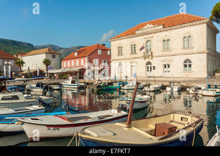 Porta e il municipio in Jelsa, isola Hvar, Croazia Foto Stock