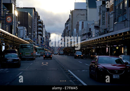 Auto, il traffico su strada, le luci rosse in Kawaramachi street al tramonto, Kyoto, Giappone, Asia Foto Stock