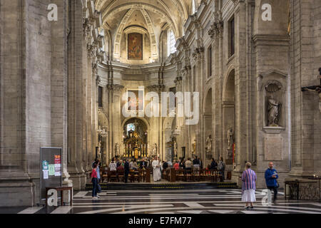 La Santa Messa nella Basilica di San Pietro / Onze-Lieve-Vrouw-Sint-Pieterskerk di Gand, Belgio Foto Stock