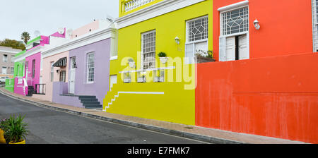 Bo Kaap Città del Capo Sud Africa che è il Cape Malay area della città. Le case sono dipinte di colori diversi Foto Stock